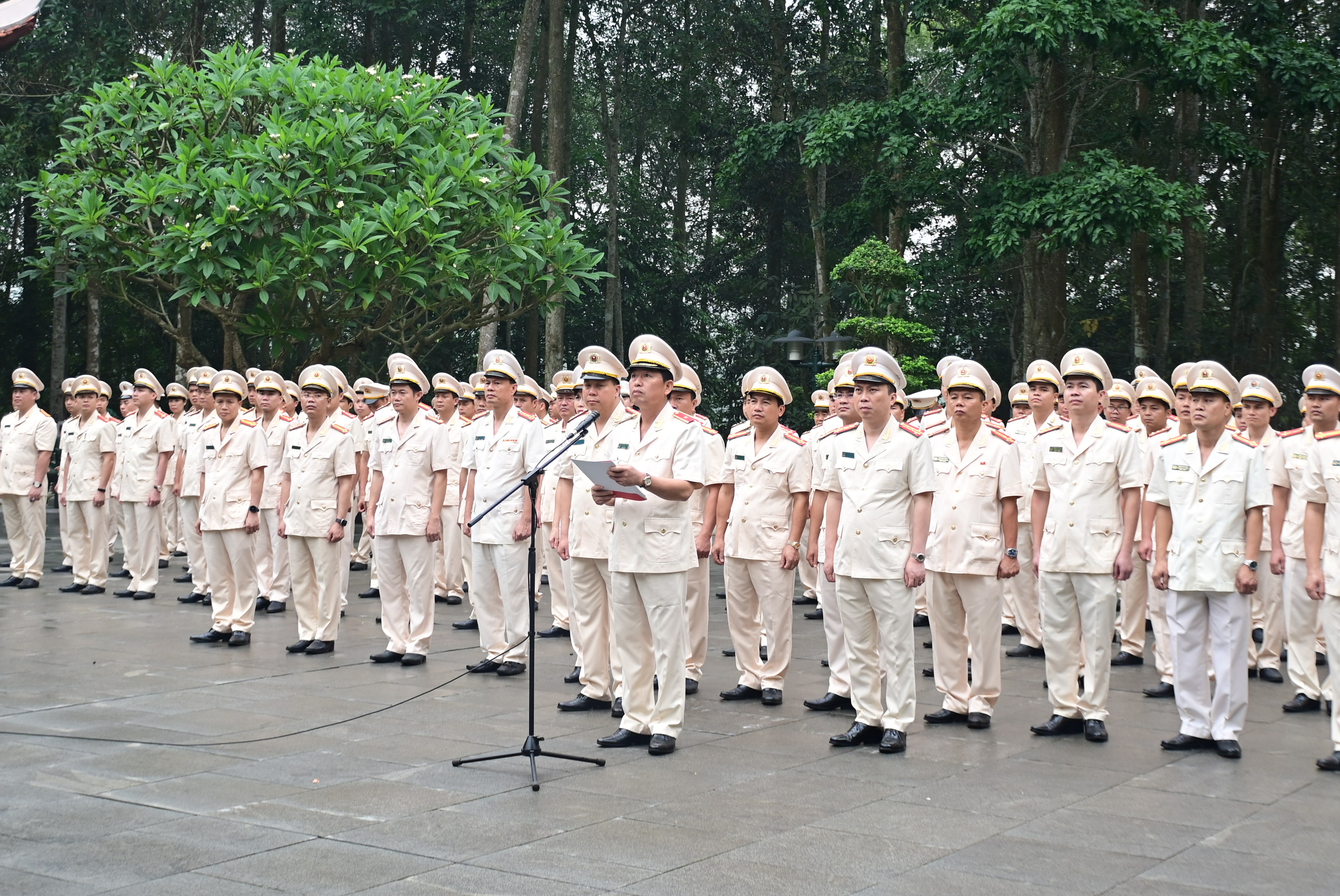 Công an thành phố về nguồn, báo công tại Khu di tích K9 – Đá Chông